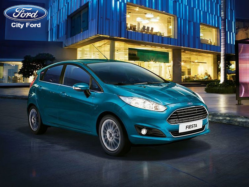  Xe Ford Fiesta nhỏ gọn dễ dàng di chuyển trong phố với bán kính vòng quay nhỏ, cùng góc nhìn rộng và tiết kiệm nhiên liệu