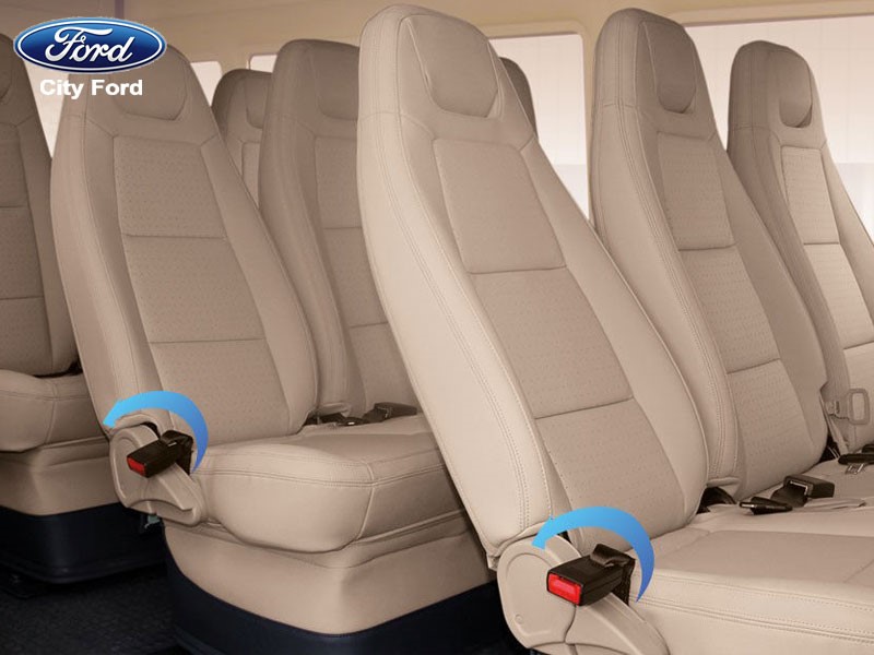  xe Ford Transit 2018 có không gian trong xe khá thoải mái