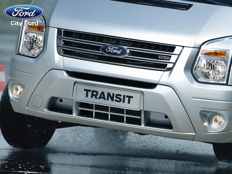 có 2 sự lựa chọn khi mua xe Ford Transit 2018 là phiên bản động cơ xăng và động cơ diesel