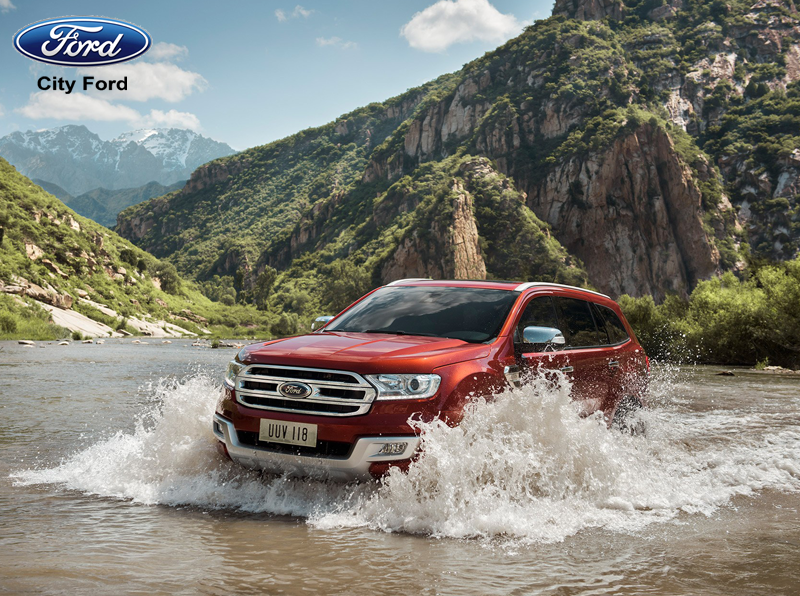 Bạn nên giữ tốc độ ổn định và chân không rời chân ga khi lội nước bằng xe Ford
