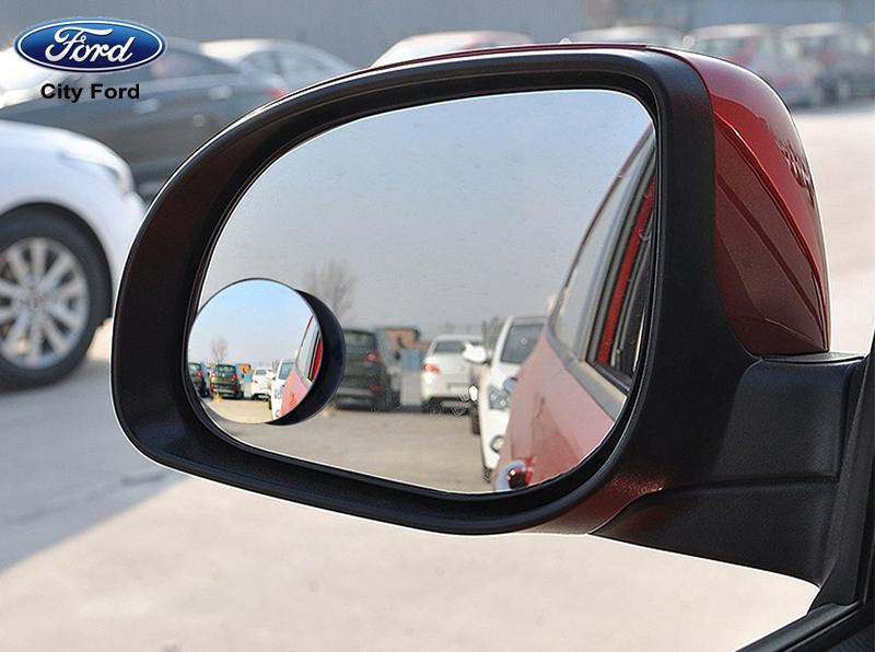 Các tài xế thường gắn gương cầu lồi vào gương chiếu hậu